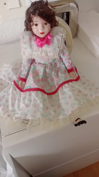 Muñeca de porcelana antigua vestido floral