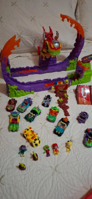 Pista T-Racers con Coches y Figuras