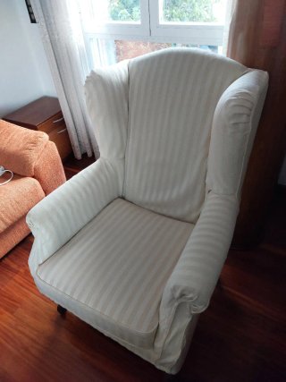 Gran sillón beige a rayas