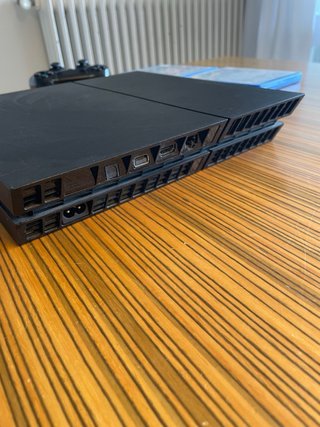 PS4 (PlayStation 4) Negra + 2 Juegos y Mando
