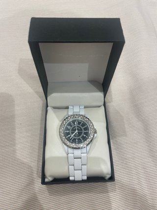 Reloj Blanco con Bisel Brillante