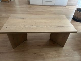 Mesa de comedor de madera