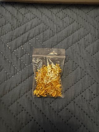 Mini tarros hexagonales de vidrio con tapa dorada.