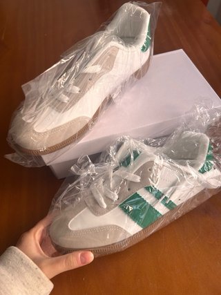 Zapatillas Blancas y Verdes sin estrenar