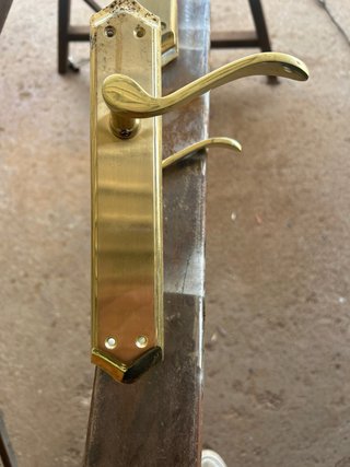 Manillas de puerta doradas