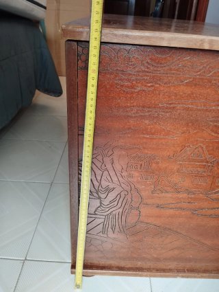 Baule in legno intagliato