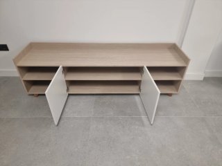 Mueble TV madera y blanco mate