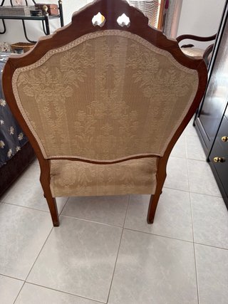 Dos Sillones descalzadoras tapizadas de madera