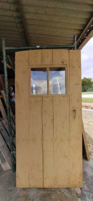Puerta rústica de madera con doble cristal