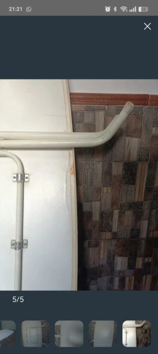 Mesa plegable blanca.