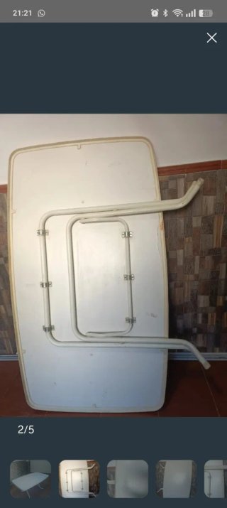 Mesa plegable blanca.