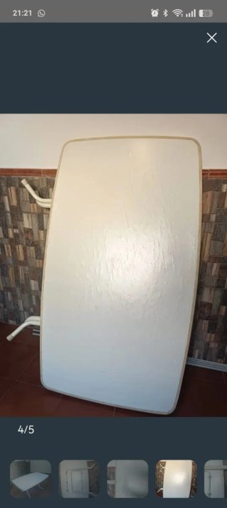 Mesa plegable blanca.