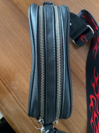 Riñonera Bershka negra con llamas rojas