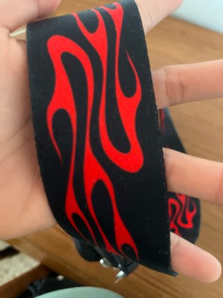 Riñonera Bershka negra con llamas rojas