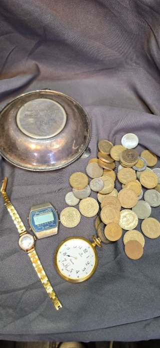 Monedas y cenicero antiguo leer bien