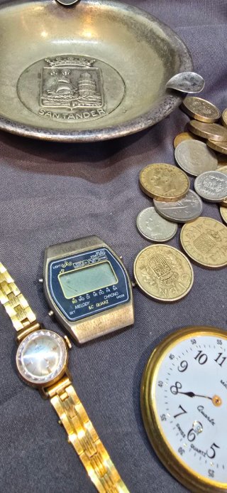 Monedas y cenicero antiguo leer bien