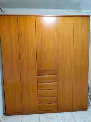 Armario de madera cerezo claro.