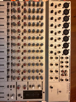 Mesa de Mezclas Behringer EURORACK MX 2004A
