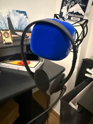 Auriculares Trust con micrófono sin usar