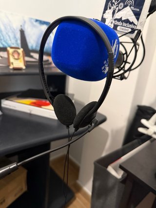 Auriculares Trust con micrófono sin usar