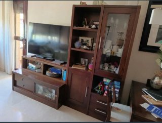 Muebles y mesa de salón con sillas