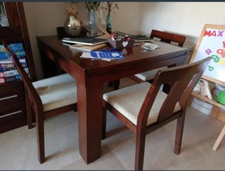 Muebles y mesa de salón con sillas