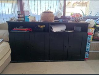 Muebles y mesa de salón con sillas