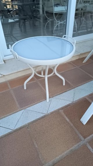 Mesa de cristal y metal para exterior