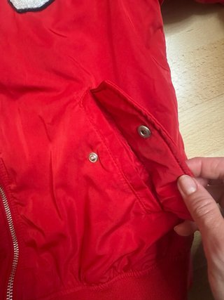 Bomber H&M roja con parches