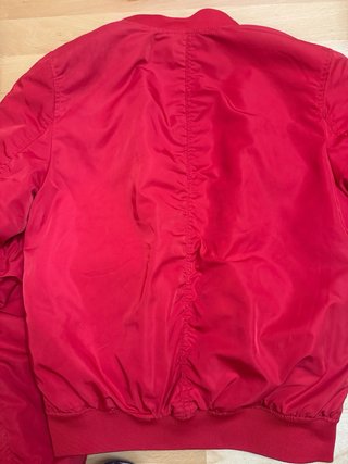 Bomber H&M roja con parches