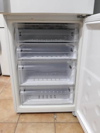 Nevera Marca Samsung altura 2 metro ancho 60cm.