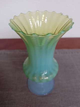Vaso in vetro iridescente fatto in Toscana