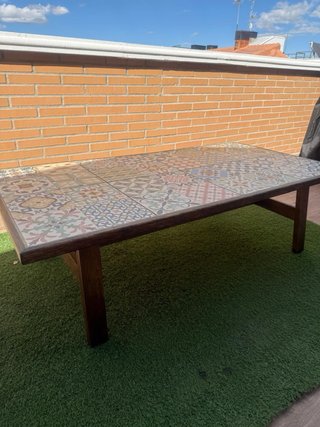 Mesa baja de jardín con azulejos