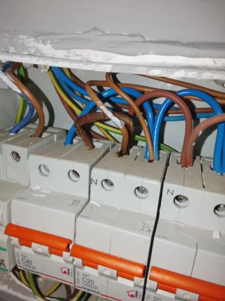 Electricista y peon