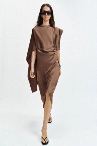 Vestido marrón cuello redondo manga capa