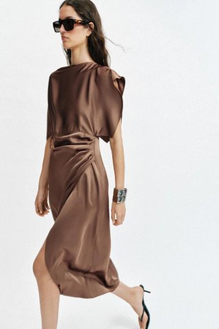 Vestido marrón cuello redondo manga capa