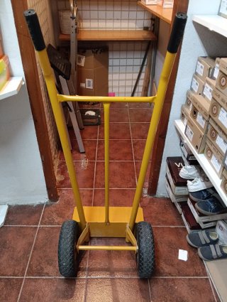 Carretilla de mano amarilla poco uso