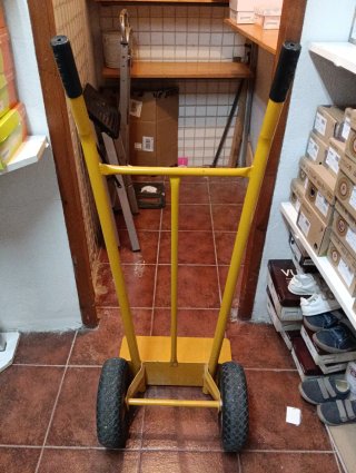Carretilla de mano amarilla poco uso