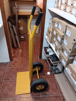 Carretilla de mano amarilla poco uso