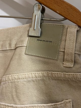 Bershka Pantalón Corto Desgastado Beige