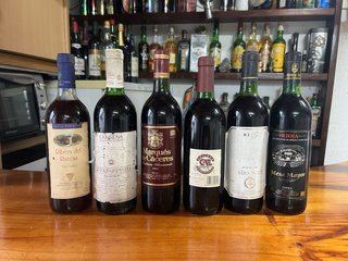 Collezione di bottiglie di vino 3/4