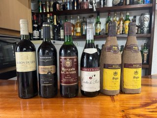 Collezione di bottiglie di vino 3/4