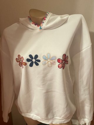 Sudadera blanca con flores