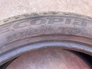 Neumáticos 205/45R17 PRACTICAMENTE A ESTRENAR