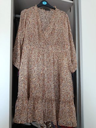 Vestido estampado floral beige y multicolor
