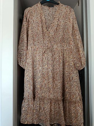 Vestido estampado floral beige y multicolor
