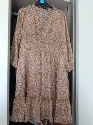 Vestido estampado floral beige y multicolor