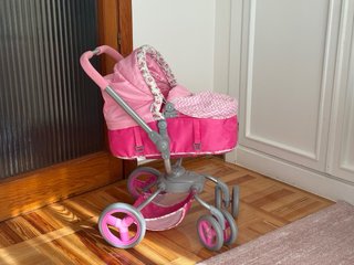 Carrito de muñecas rosa