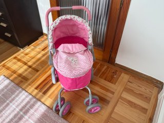 Carrito de muñecas rosa