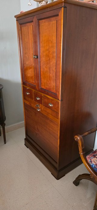 Mueble de madera color caoba En buen regalo otro